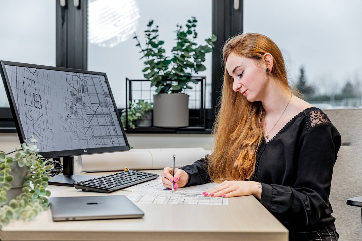 Dzieci siedzą w ławkach szkolych i zgłaszają się do odpowiedzi