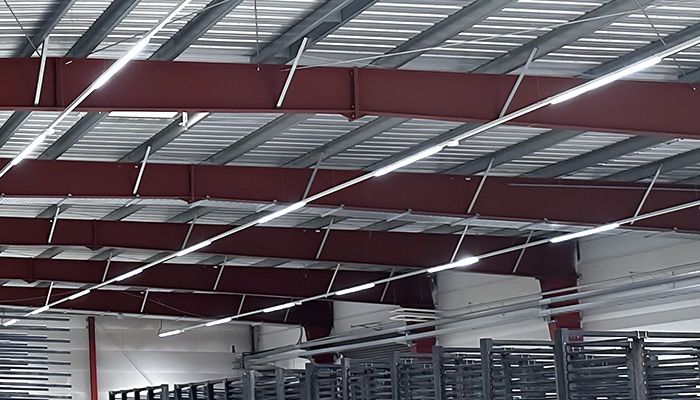 570 Meter Linea S LED-Lichtlinien in einem Holzverarbeitungsbetrieb in Deutschland