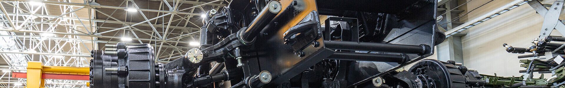 Eine große schwarze und gelbe Maschine in einer Fabrik, ausgestattet mit einer geeigneten Beleuchtung für die Präzisionsfertigung in der Rüstungsindustrie