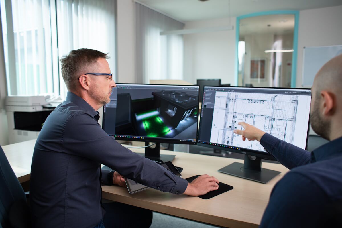 Dialux bei Lena Lichtdesigner vor Computerbildschirmen, die ein Projekt mit LED-Beleuchtungskörpern entwerfen