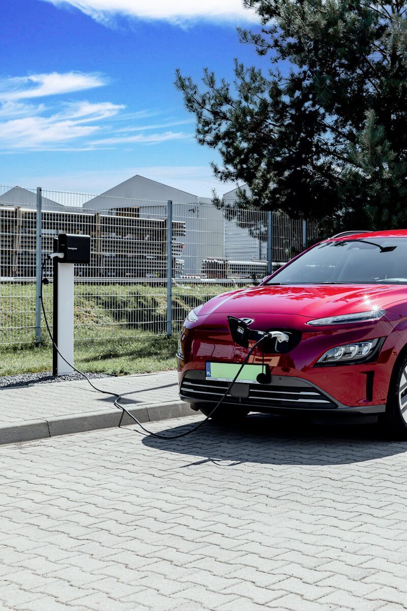 hyundai_kona_ladowarki_na_parkingu_przed_hala_schowroomu_Lena_Lighting