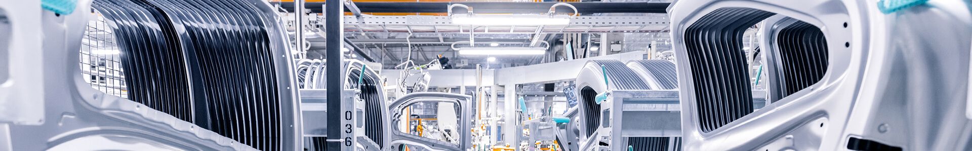Blick auf eine Produktionshalle mit gut durchdachter Beleuchtung, die für die Effizienz in der Automobilindustrie von entscheidender Bedeutung ist