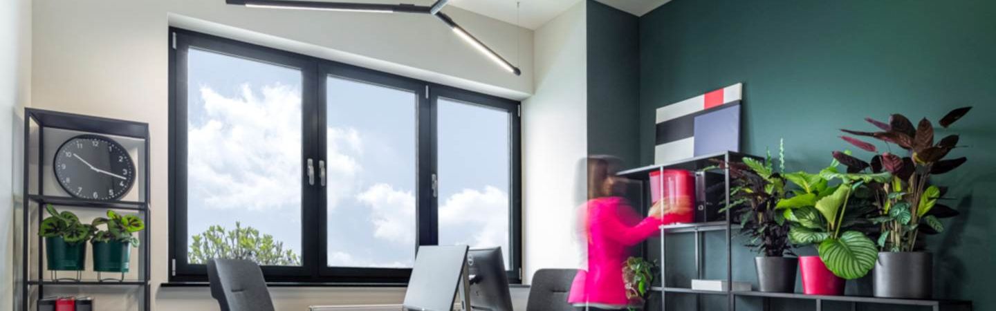 Lena Lighting Person im Büro