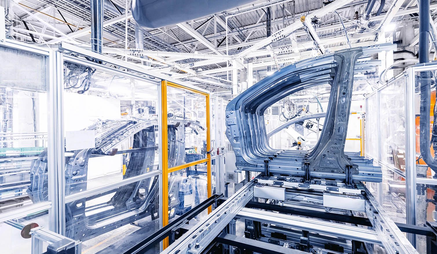 Fabrik mit Fertigungsstraße, die die moderne Beleuchtung in der Automobilindustrie veranschaulicht