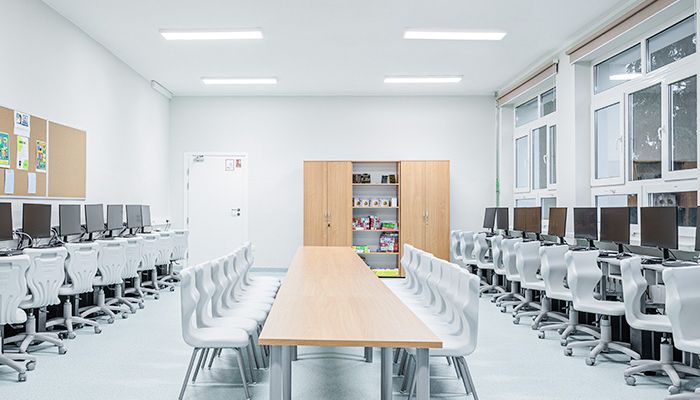 Licht, das das Lernen unterstützt. Ein neues Kapitel für die Schule in Bardo