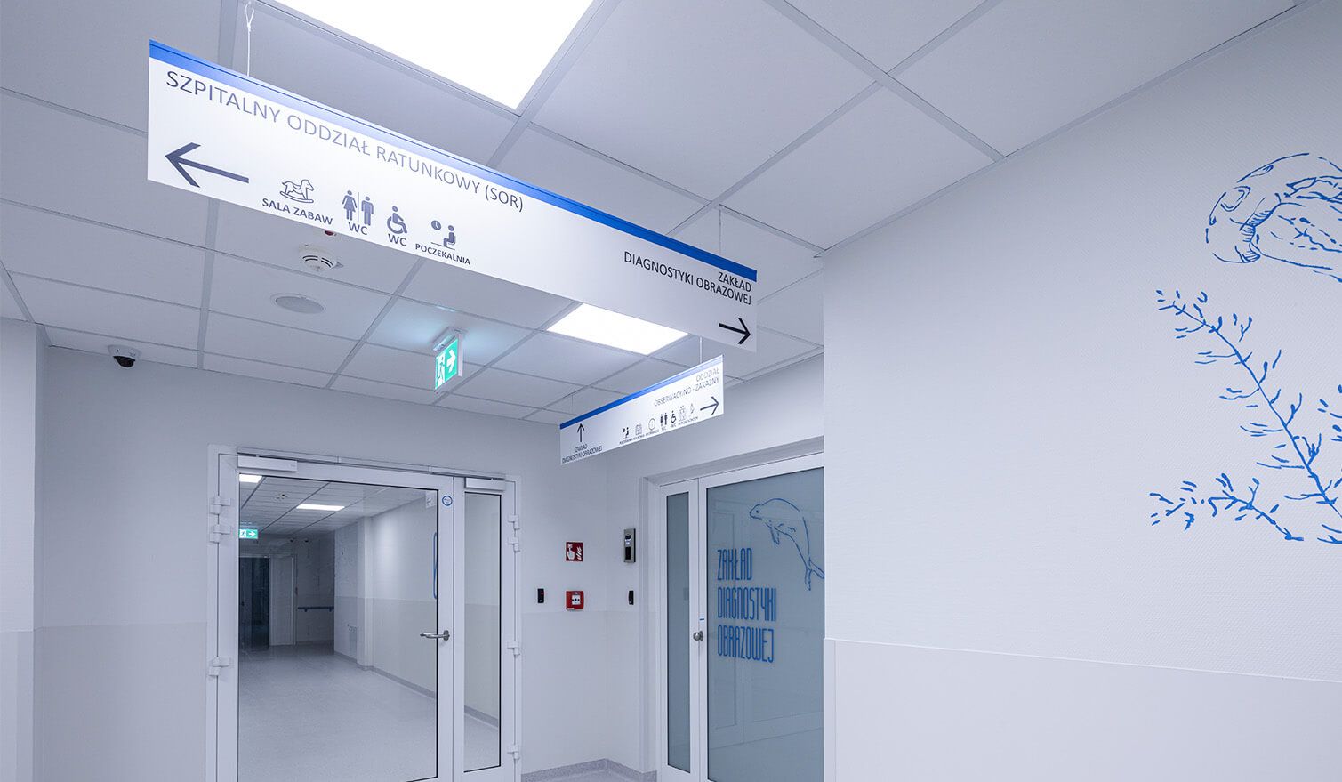 Flur in einer Gesundheitseinrichtung mit deutlichen Markierungen an den Wänden, die Patienten und Mitarbeitern die Orientierung erleichtern