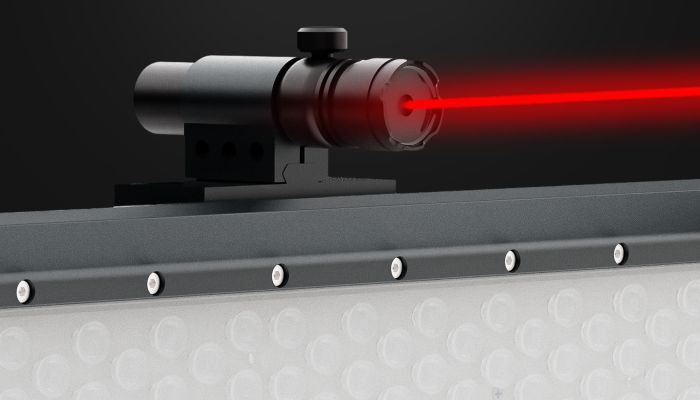 Wir haben die Factor LED XL-Scheinwerfer mit einem Laser-Zielgerät ausgestattet