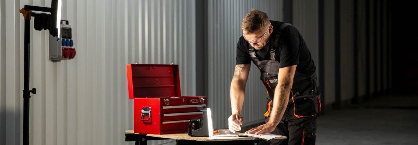 Lena Lighting Arbeiter vor der Garage